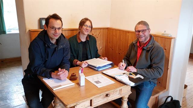 Auch Laura Laban und Michael Schoosleitner vertrauen auf die Energieberatung Salzburg, im Bild mit Berater Kurt Baumgartner beim gemeinsamen Termin in Faistenau.